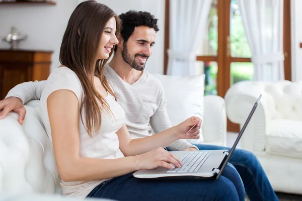 Paar gebruiken laptop winkelen online — Stockfoto