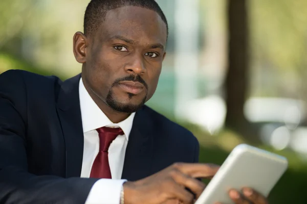 Empresario usando tableta — Foto de Stock