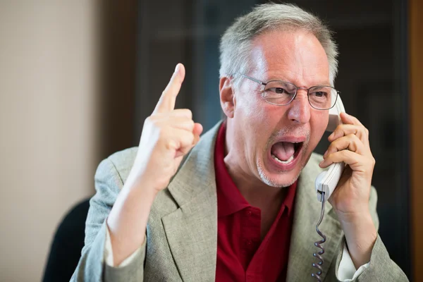 Arg affärsman skrek på telefon — Stockfoto