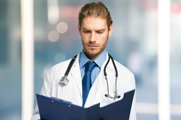 Medico che legge un documento — Foto Stock