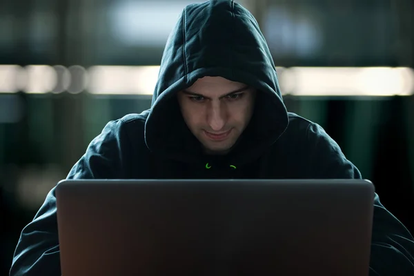 Hacker vor dem Computer — Stockfoto