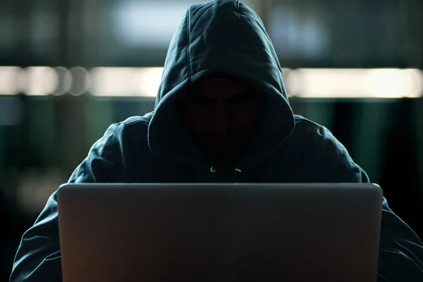 Хакер перед своим компьютером — стоковое фото