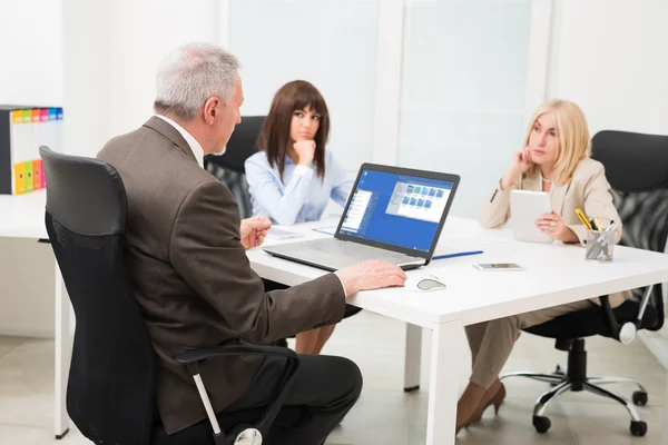 Affärsmän på jobbet i office — Stockfoto