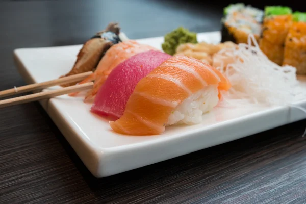 Comida japonesa servida en restaurante — Foto de Stock