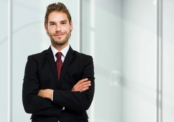 Schöner Geschäftsmann in modernem Büro — Stockfoto