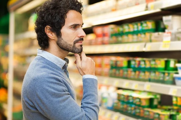 Muž nakupuje v supermarketu — Stock fotografie