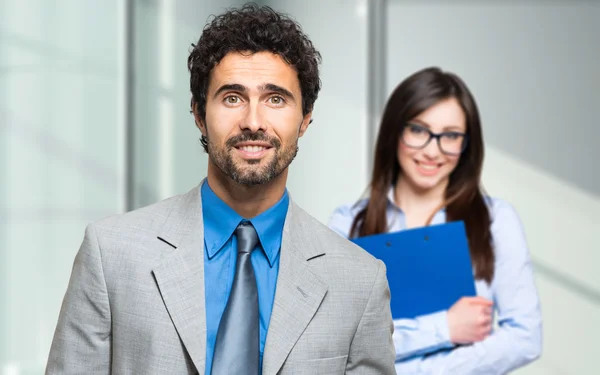 Lächelnde Geschäftsleute im Amt — Stockfoto