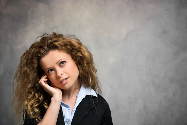 Jeune femme sur gris Photo De Stock