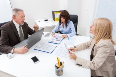 iş görüşmesi sırasında insanlar