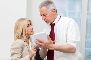 iş arkadaşları tablet kullanma