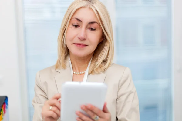 Senior businesswoman with tablet — Stock Photo, Image