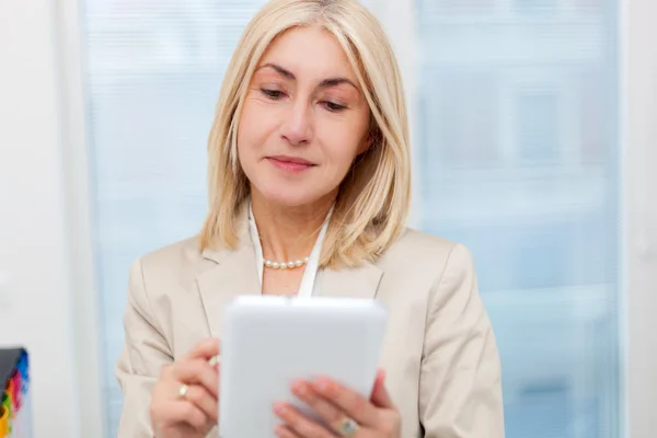 Senior affärskvinna med tablett — Stockfoto