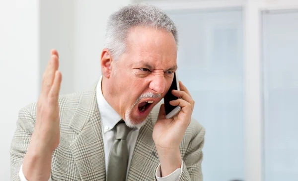 Rozzlobený podnikatel křičí na telefonu — Stock fotografie