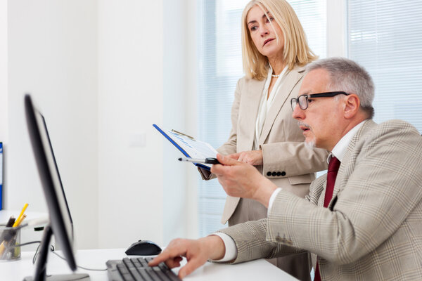 Деловые люди, работающие в офисе
