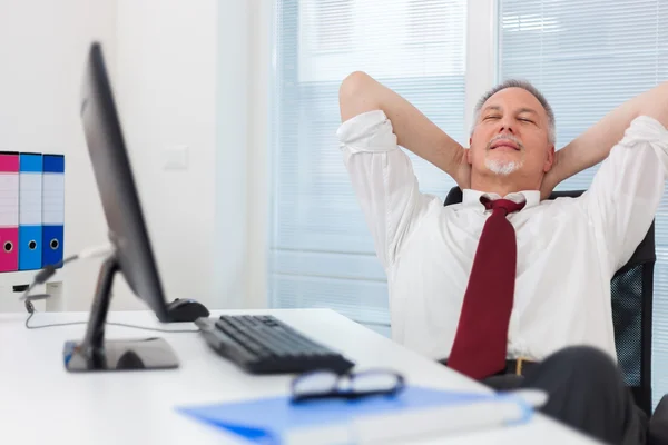 Empresário relaxante em cadeira giratória — Fotografia de Stock