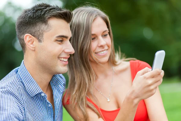 Gülümseyen çift telefon kullanma