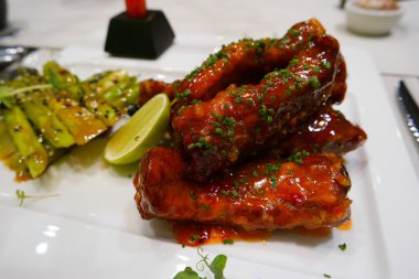 Baharatlı kaburga ve asparaguses