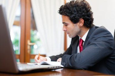 onun stüdyosunda çalışan avukat