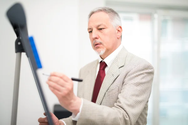 Empresario escribiendo en pizarra blanca — Foto de Stock