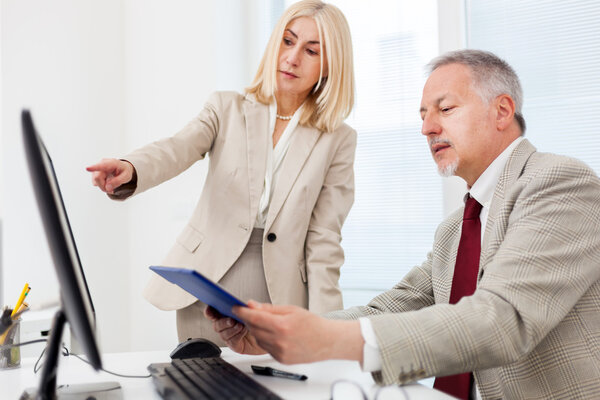 Коллеги по работе в офисе
