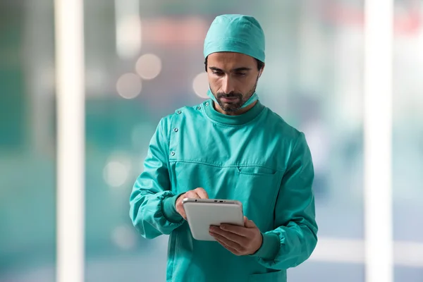 Surgeon using tablet — Stock Photo, Image