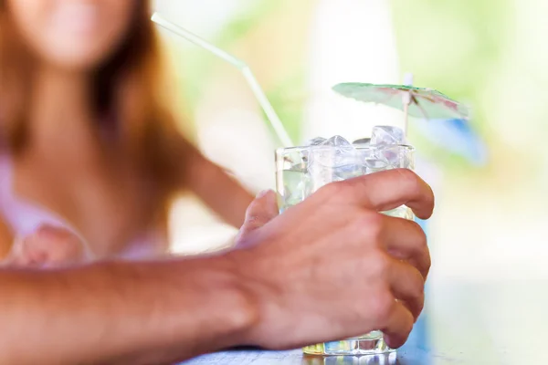 Uomo che prende un cocktail — Foto Stock