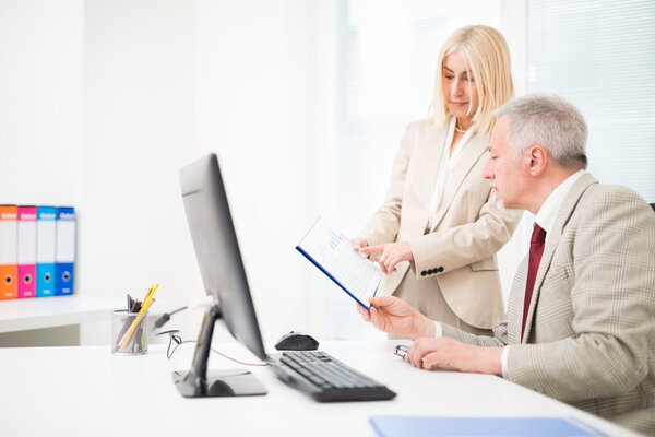 Бизнес-люди, работающие в офисе