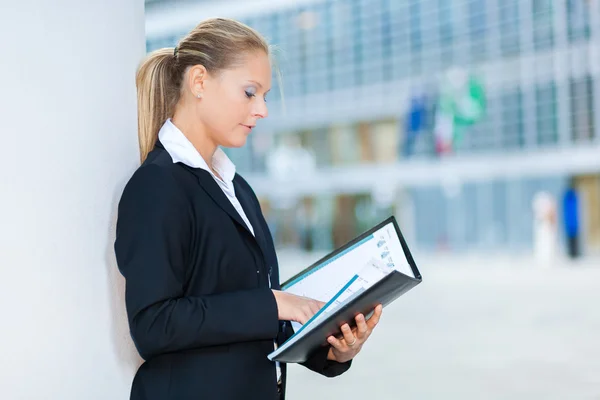 Mulher de negócios lendo sua agenda — Fotografia de Stock