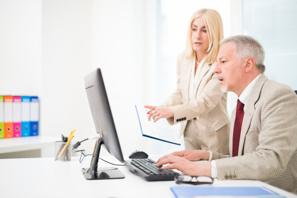 Бизнес-люди, работающие в офисе