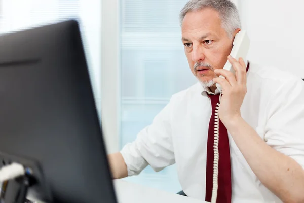 Senior affärsman på telefon — Stockfoto