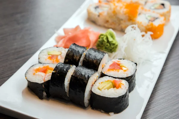 Sushi podávané na desce — Stock fotografie