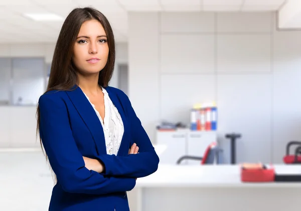 Молода бізнес-леді в офісі — стокове фото