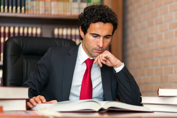 Zakenman leesboek — Stockfoto