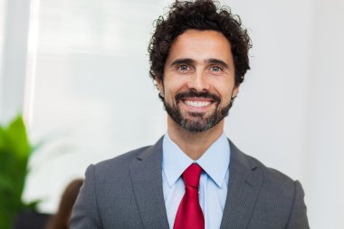 yakışıklı gülümseyen iş adamı