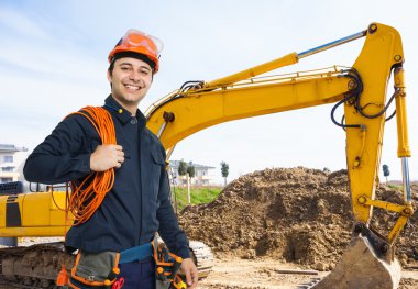 İnşaat alanında çalışan işçi