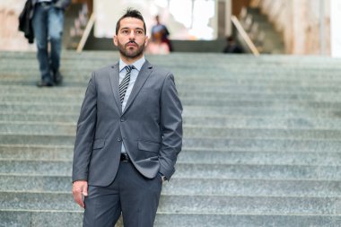 Başarılı yönetici açık havada yürüyüş