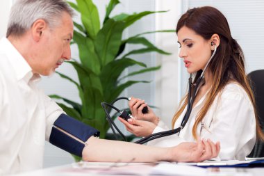 Doktor stetoskop ve bir tansiyon aleti kullanma