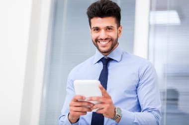 tablet bilgisayar tutan işadamı 