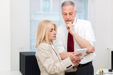 iş arkadaşları tablet kullanma