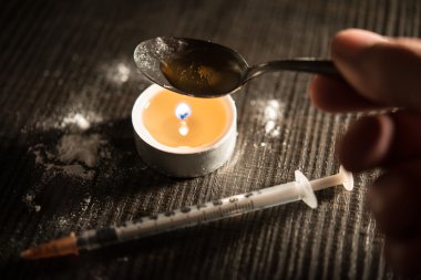 El tutma kaşık uyuşturucu ile