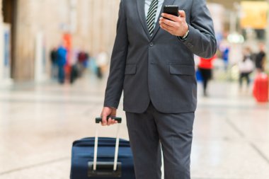 Adam akıllı telefon kullanarak tren istasyonunda