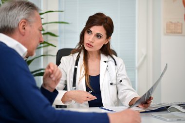 Doktor gösteren Radyografi hastaya