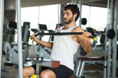 Adam sert spor salonunda eğitim