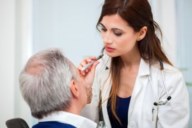 Doktor hastayı muayene ediyor.