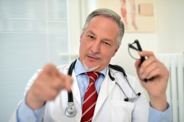 Doktor size işaret parmağı