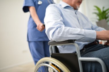 Hemşire iterek tekerlekli sandalye