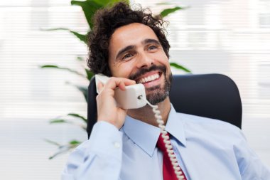 İş adamı telefonda konuşuyor.