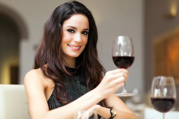 Vrouw drinken wijn op restaurant — Stockfoto