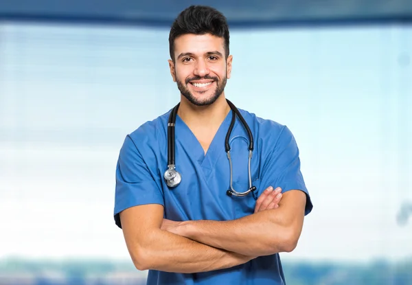 Médico sorridente no hospital — Fotografia de Stock