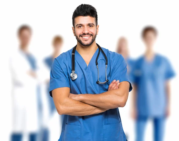 Medico sorridente di fronte al team — Foto Stock